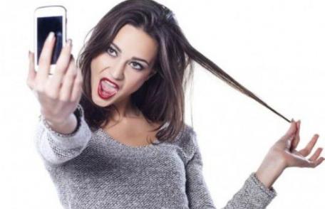 Tinerii, din ce în ce mai narcisiști pe Facebook, doar unul din zece recunoaște asta, Ce spun psihologii despre nevoia de „selfie-uri”?