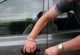 Tineri reţinuţi pentru furt din autoturisme