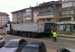 Circulație perturbată în centrul municipiului Dorohoi din cauza unui autocamion defect - FOTO