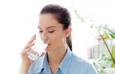 Este sănătos să bei apă în timp ce mănânci? Află ce spun specialiștii