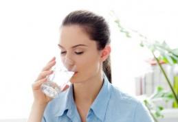 Este sănătos să bei apă în timp ce mănânci? Află ce spun specialiștii