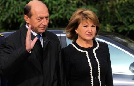 Traian Băsescu, lămuriri despre plecarea soţiei sale de acasă: Pentru soţia mea şi pentru mine este umilitor