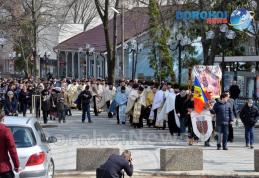 Sute de credincioși prezenți la procesiunea organizată în ajunul Floriilor, la Dorohoi - Sâmbăta lui Lazăr - FOTO