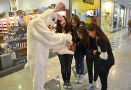 Iepurașul de Paște împarte bucurii la Uvertura Mall