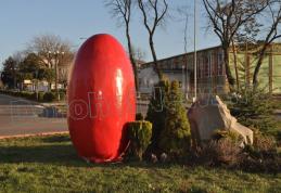 Ouă roșii uriașe au „invadat” municipiul Dorohoi. Primarul Alexandrescu: „Paște Fericit tuturor dorohoienilor!” FOTO