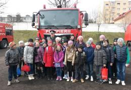 „Școala altfel” -  Elevi si profesori alături de pompierii din Dorohoi – FOTO
