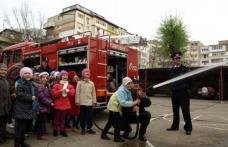 Elevi din Dorohoi, Botoșani, Săveni, Ştefăneşti şi Truşeşti învăţaţi de pompieri să-şi protejeze viaţa