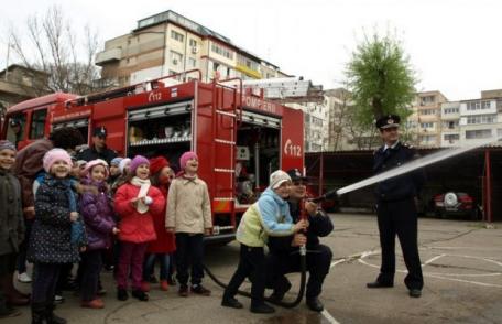 Elevi din Dorohoi, Botoșani, Săveni, Ştefăneşti şi Truşeşti învăţaţi de pompieri să-şi protejeze viaţa