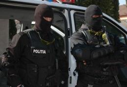 Patru persoane din Broscăuți săltate de mascați pentru trafic de droguri