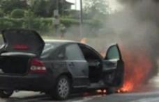 Panică pe o stradă din Botoșani. Mașină cuprinsă de flăcări în timp ce se deplasa