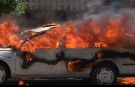 Maşină distrusă într-un incendiu