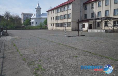 Școala Gimnazială „Mihail Kogălniceanu” Dorohoi va beneficia de reabilitarea terenului de sport