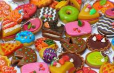 Ce dulciuri trebuie să evităm? Cremele roz, verzi sau bleu ale prăjiturilor, cele mai periculoase