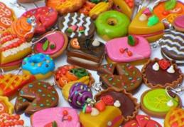 Ce dulciuri trebuie să evităm? Cremele roz, verzi sau bleu ale prăjiturilor, cele mai periculoase