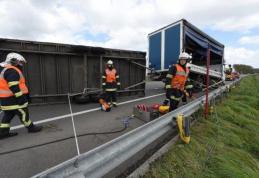 Remorca unui camion din România s-a răsturnat din cauza vântului, pe o autostradă din Franţa