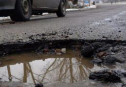 Două treimi din şoselele României sunt stricate sau expirate şi intră în reparaţii. De ce se strică drumurile după doi ani?