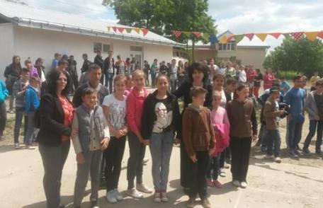 Senatorul Doina Federovici alături de copiii de la Școala Gimnazială Nr.1 Răchiți - FOTO