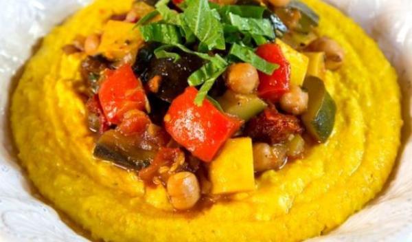 Tocanita_de_legume_pe_pat_de_mamaliga