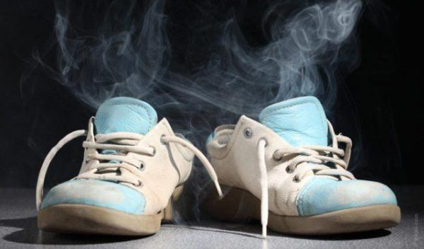 pantofi care miros