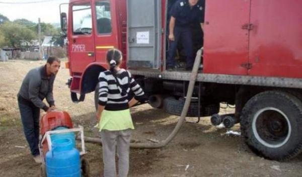 Apă menajeră transportată de pompieri în mai multe localități din județ