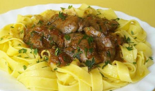 Tagliatelle cu ficăței de pasăre