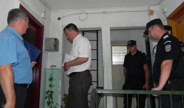 Datornici la încălzire executați silit cu sprijinul jandarmilor