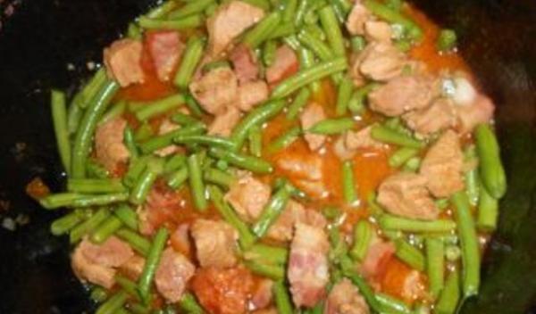 Mâncare de fasole verde cu carne