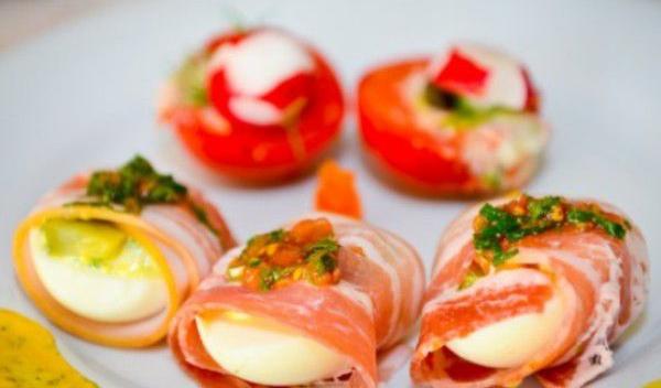 Ouă umplute cu bacon
