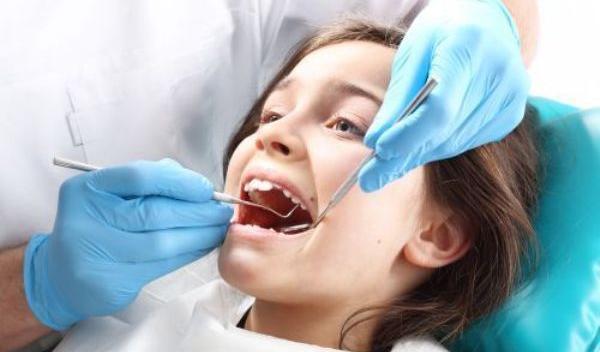 copil la dentist