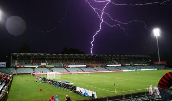 Teren de fotbal lovit de trăsnet
