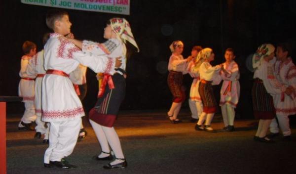 cola Nr.7 Dorohoi  Cant si joc moldovenesc