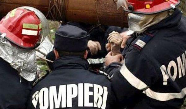 femeie-scoasa-de-pompieri