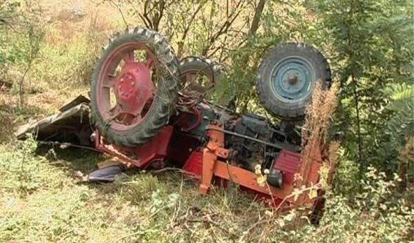 Tractor rasturnat