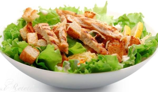 Salată din piept de pui cu crutoane
