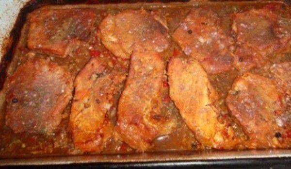Friptură de porc cu sos de vin roșu