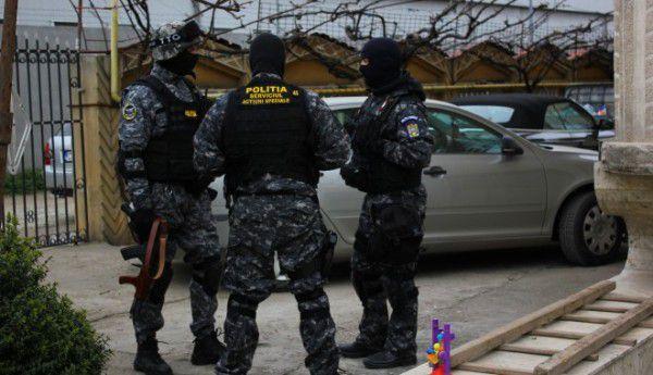 Percheziţii cu mascații