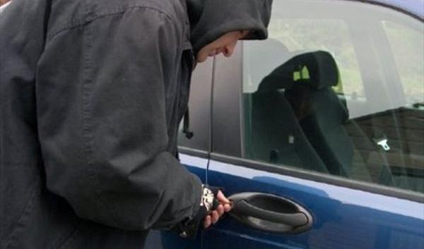 depistați în timp au sustras electronice din autoturisme