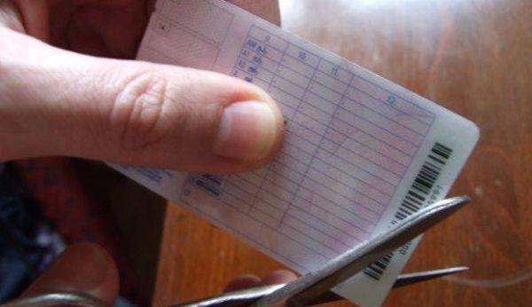 Se schimbă permisele de conducere