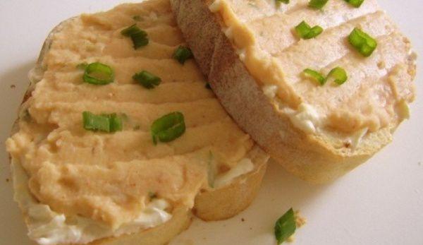 Tartine cu brânză și cremă de fasole