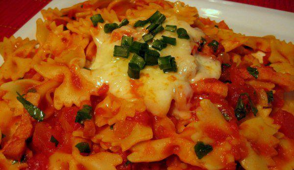 Farfalle cu ciuperci și sos de roșii
