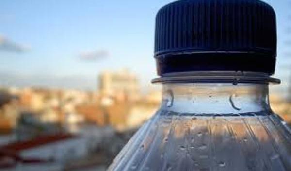refolosești sticlele din plastic