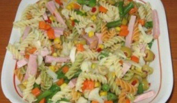 Salată de paste colorate