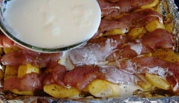 Pui la cuptor pe pat de cartofi