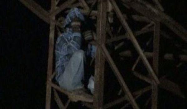cocoțat pe un stâlp de înaltă tensiune