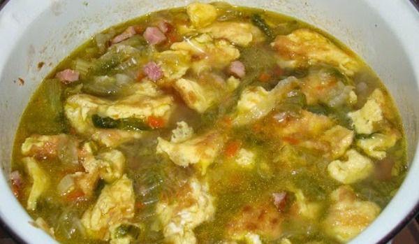 Ciorbă de salată cu ouă