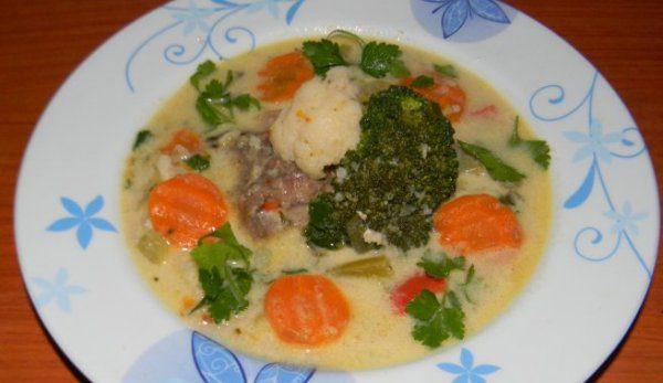 Ciorbă cu aripioare de pui și brocoli