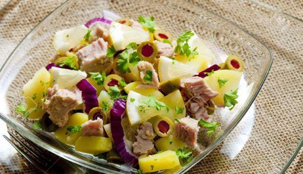 Salată de ton, ouă și ceapă