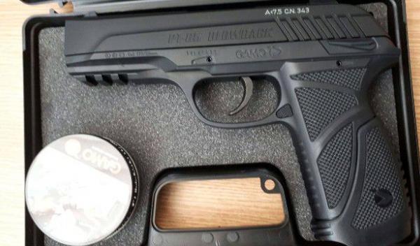 pistol confiscat