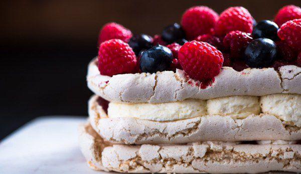 Desert delicios cu blat din bezea