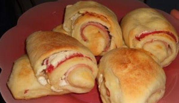 rulou-cu-branza-sunca-si-salam